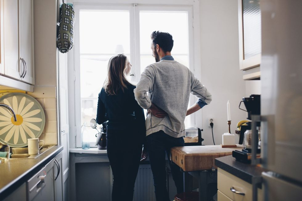 Nếu như vợ chồng bạn giữ bí mật về các hoạt động của mình hoặc chuyển đổi mật khẩu điện thoại một cách bất ngờ thì cũng có thể là một dấu hiệu đáng lưu tâm.