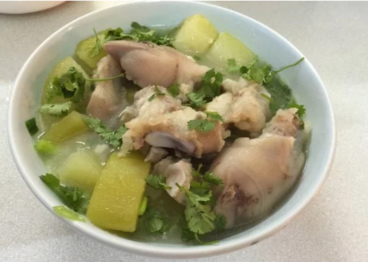  1. Chân giò hầm: Không còn xa lạ với phái đẹp, món ăn này đứng đầu danh sách những thực phẩm tốt cho vòng 1 nở nang. Chân giò có chứa cysteine, myoglobin cung cấp collagen dồi dào, đồng thời giàu vitamin A, B, chất sắt, chất keo và chất béo giúp tăng size vòng 1 săn chắc.