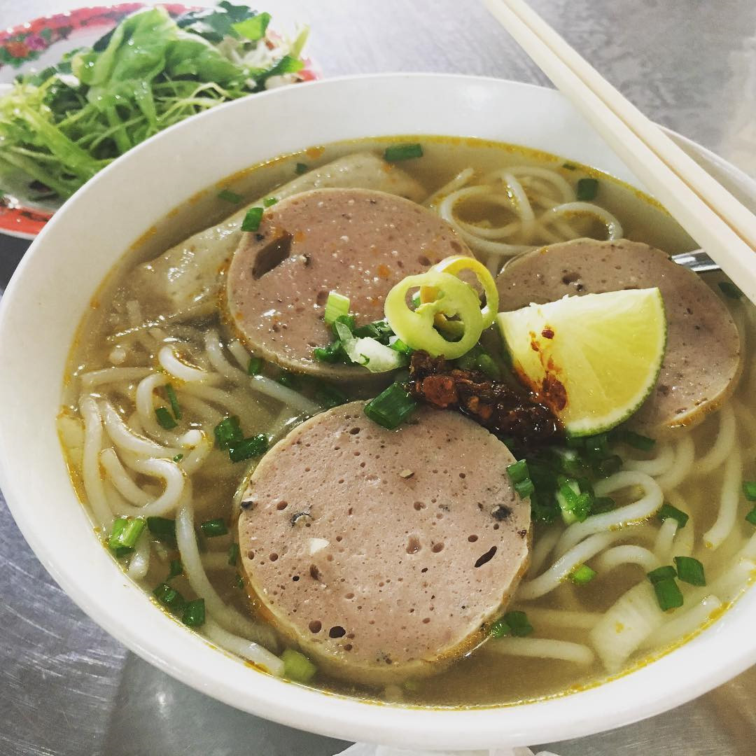 Bún bò Huế của quán 31 có chả bò, chả lụa, không có chả cua, chả tôm. Nhiều khách ruột đến đây thường gọi thêm chén gân bò, vì gân có vị thấm và mềm. Địa chỉ: 31 Mạc Đĩnh Chi, quận 1. Mức giá trung bình: 40.000 đồng. Ảnh: Marky815 YY, @vydaisy_phan.