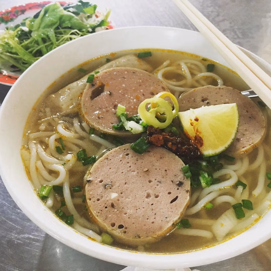 Bún bò Huế của quán 31 có chả bò, chả lụa, không có chả cua, chả tôm. Nhiều khách ruột đến đây thường gọi thêm chén gân bò, vì gân có vị thấm và mềm. Địa chỉ: 31 Mạc Đĩnh Chi, quận 1. Mức giá trung bình: 40.000 đồng. Ảnh: Marky815 YY, @vydaisy_phan.