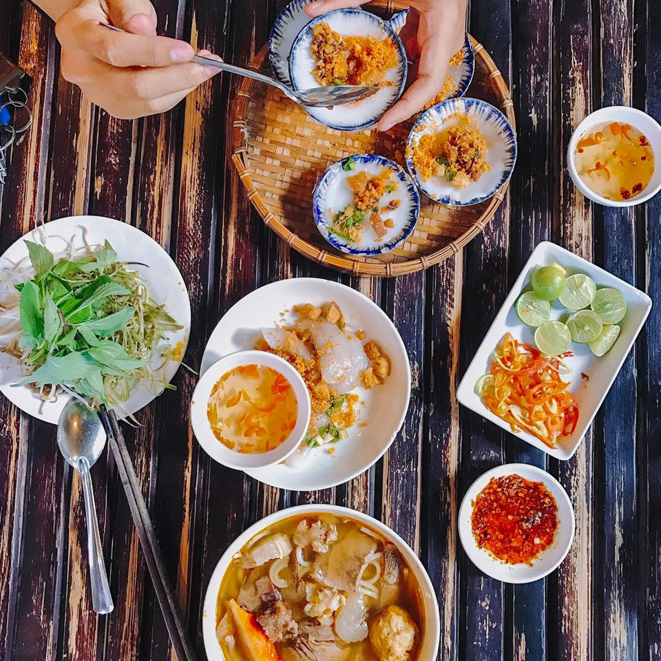 Bún Bò Gánh còn có những đặc sản khác của Huế như các loại bánh Huế, các loại chè Huế - từ chè lạnh đến chè nóng. Quán có không gian rộng rãi, thoáng mát, nằm trên đường một chiều nên cần chú ý để tránh bỏ lỡ. Địa chỉ: 110 Lý Chính Thắng, quận 3. Mức giá trung bình: 40.000 đồng. Ảnh: @milan.thien.