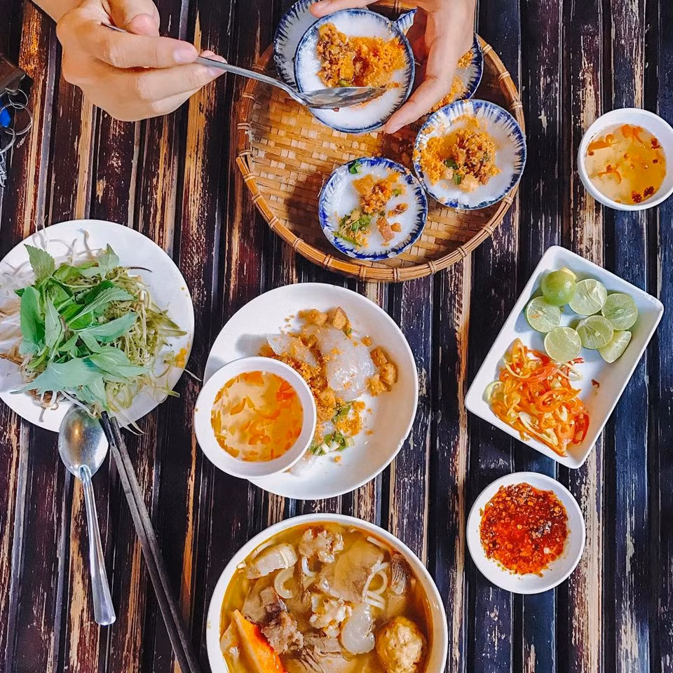 Bún Bò Gánh còn có những đặc sản khác của Huế như các loại bánh Huế, các loại chè Huế - từ chè lạnh đến chè nóng. Quán có không gian rộng rãi, thoáng mát, nằm trên đường một chiều nên cần chú ý để tránh bỏ lỡ. Địa chỉ: 110 Lý Chính Thắng, quận 3. Mức giá trung bình: 40.000 đồng. Ảnh: @milan.thien.