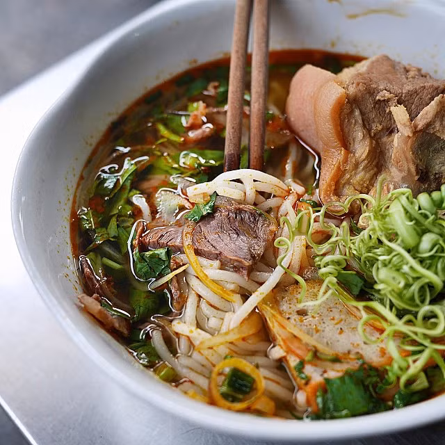 Sợi bún của quán Hạnh nhỏ vừa, mềm muốt. Nhiều thực khách còn rất thích vị sa tế ở đây. Địa chỉ: 135 Bành Văn Trân, quận Tân Bình. Mức giá trung bình: 45.000 đồng. Ảnh: @2kismet, @kevvydao.