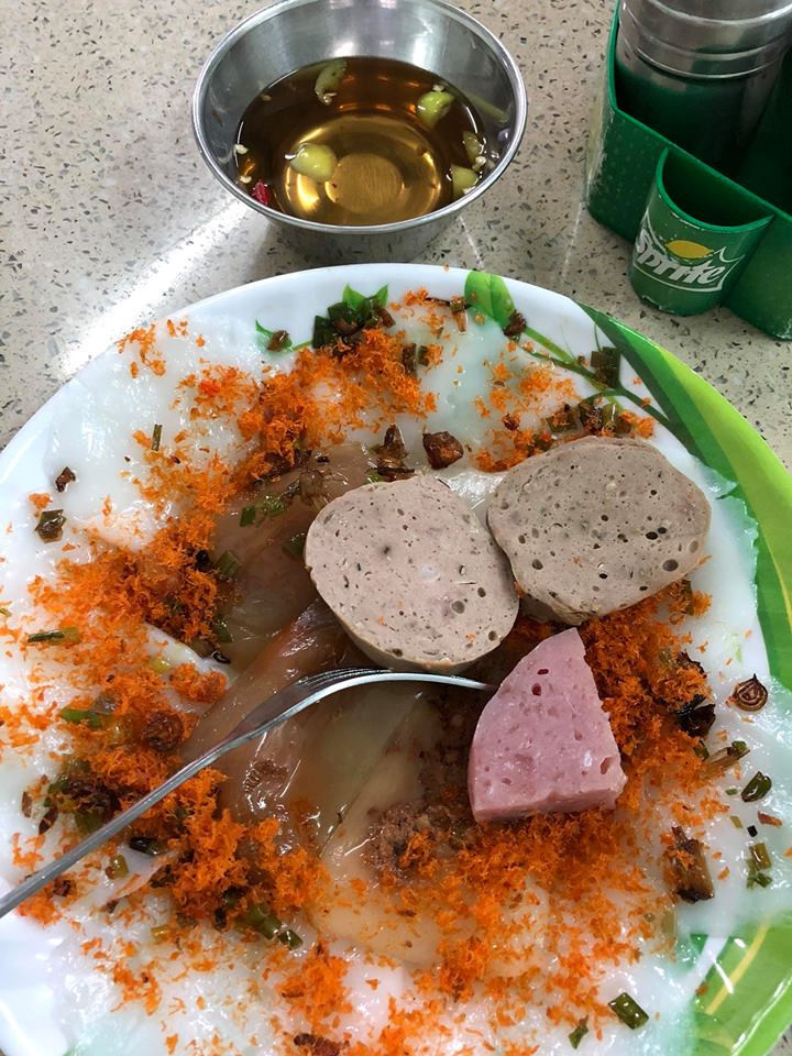 Ngoài phục vụ bún bò Huế, quán còn có các món bánh như bánh bèo, bánh nậm, bánh lọc, bánh ít và bánh canh cá lóc chả cua. Địa chỉ: 110A Nguyễn Du, quận 1. Mức giá trung bình: 70.000 đồng. Ảnh: Vương Hạo Tín.