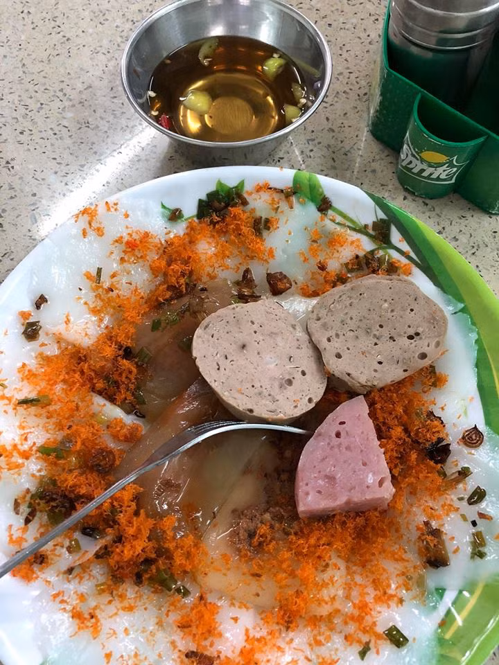 Ngoài phục vụ bún bò Huế, quán còn có các món bánh như bánh bèo, bánh nậm, bánh lọc, bánh ít và bánh canh cá lóc chả cua. Địa chỉ: 110A Nguyễn Du, quận 1. Mức giá trung bình: 70.000 đồng. Ảnh: Vương Hạo Tín.