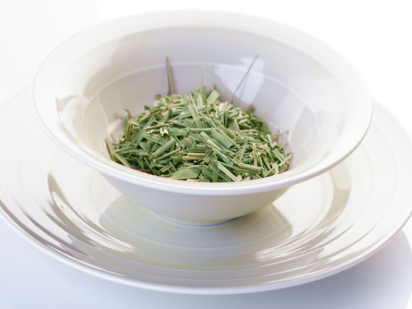 Sả là một thành phần được sử dụng rộng rãi trong ẩm thực Thái Lan. Ngoài ra, phụ nữ xứ chùa vàng còn thường xông hơi với nước sả để nuôi dưỡng làn da trắng mịn và khỏe mạnh. 