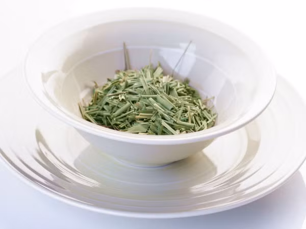 Sả là một thành phần được sử dụng rộng rãi trong ẩm thực Thái Lan. Ngoài ra, phụ nữ xứ chùa vàng còn thường xông hơi với nước sả để nuôi dưỡng làn da trắng mịn và khỏe mạnh. 