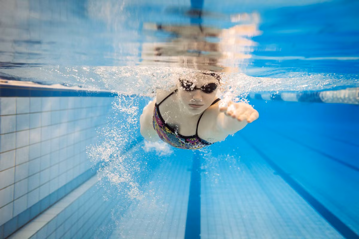 Ngâm mình trong hồ bơi là bài tập phổi hoàn hảo. Hít thở qua mũi và miệng giúp cơ thể xử lý chất thải carbon dioxide đúng cách và tránh mệt mỏi.