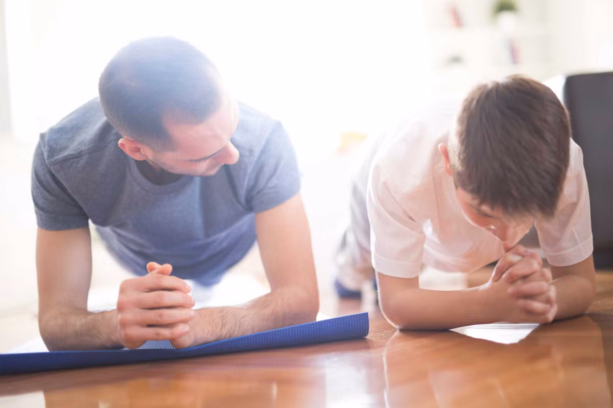 Bài tập Planks: Nằm trên sàn nhà, uốn cong khuỷu tay thành góc 90 độ và nâng toàn thân song song với sàn nhà. Giữ trong 30 giây rồi nghỉ và lặp lại. Ảnh: RD.