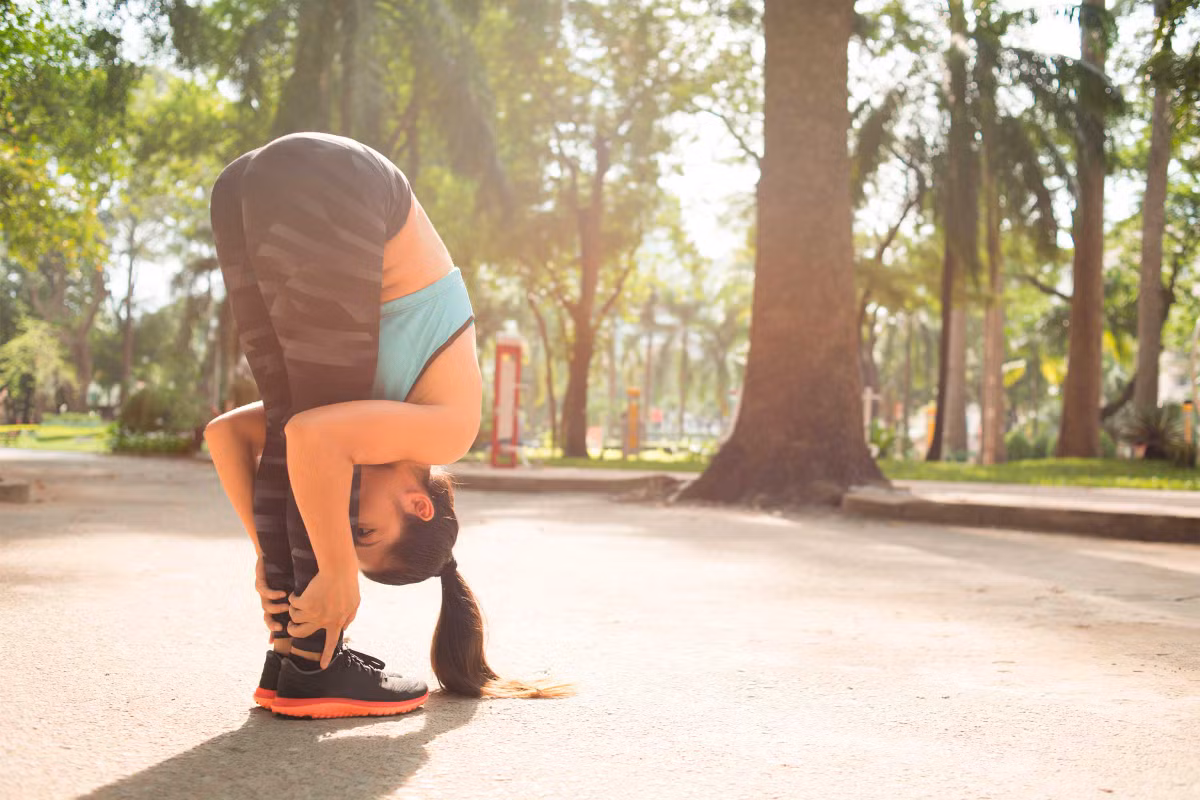 Rỗng phổi: Để thực hiện tư thế này, đứng thẳng với đầu gối thư giãn; uốn cong ở thắt lưng, thổi ra tất cả không khí từ phổi. Hít vào càng sâu càng tốt khi bạn từ từ trở lại vị trí thẳng đứng. Giữ hơi thở đó trong 20 giây và mở rộng cả hai tay trên đầu bạn. Thở ra và thư giãn cánh tay.