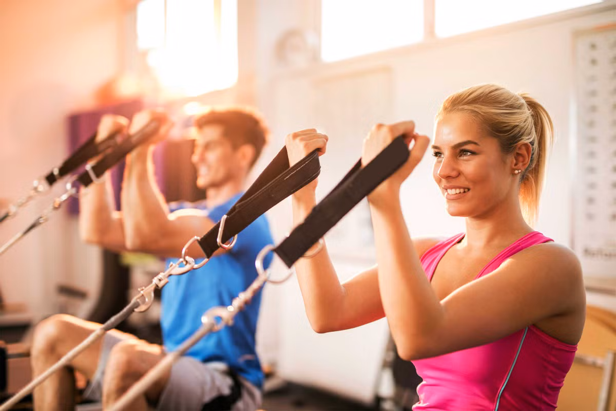 Bài tập Pilates: Nằm ngửa với đầu gối cong và bàn chân phẳng trên sàn nhà, lòng bàn tay úp xuống. Từ từ nhấc đầu, cổ và vai khỏi mặt đất trong khi hít càng sâu càng tốt. Khi ngồi lên, nhấc đầu gối và duỗi thẳng chân ra cho đến khi đạt tới góc 45 độ so với sàn nhà.