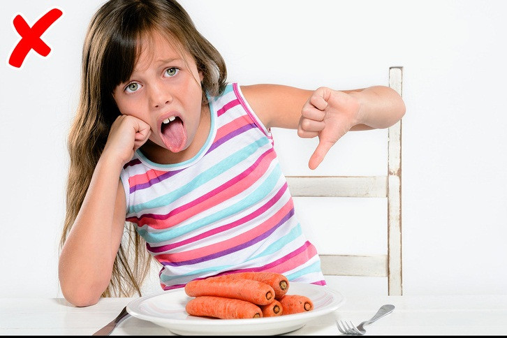 Trẻ cần học cách ứng xử giao tiếp xã hội càng sớm càng tốt. Chẳng hạn như trẻ cần biết chia sẻ, lịch sự và tôn trọng người lớn tuổi.