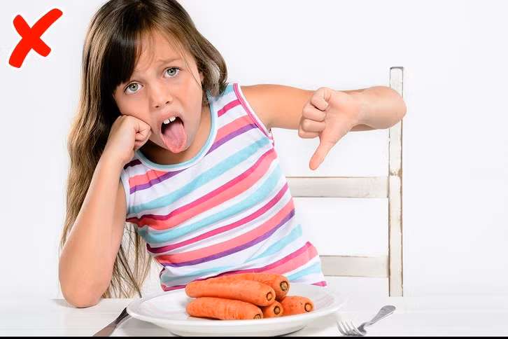 Trẻ cần học cách ứng xử giao tiếp xã hội càng sớm càng tốt. Chẳng hạn như trẻ cần biết chia sẻ, lịch sự và tôn trọng người lớn tuổi.