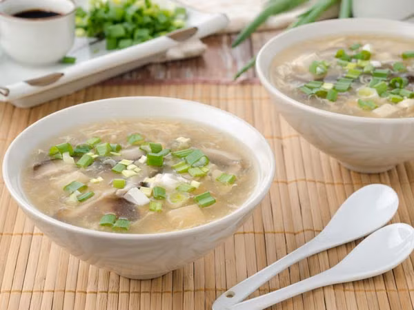 Súp gà nấm được nấu từ thịt gà, nấm tươi và rau tùy ý bạn chọn. Đây là một công thức nấu súp giảm cân cực tốt mà bạn nên thử.