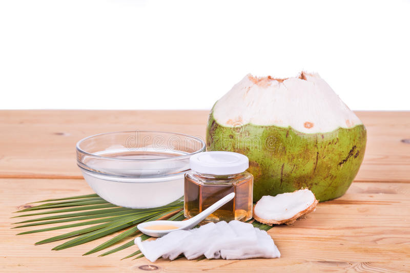 Điều trị nhiễm trùng: Mật ong là chất chống viêm kháng khuẩn tự nhiên tuyệt vời. Thêm một chút mật ong vào nước dừa không chỉ tăng hương vị thơm ngon mà còn giảm các vấn đề viêm nhiễm hiệu quả.