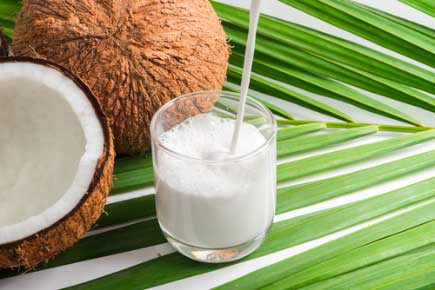 Ngăn ngừa bệnh tiểu đường: Các nghiên cứu chỉ ra rằng, uống hỗn hợp nước dừa và mật ong có thể làm giảm lượng đường trong máu một cách tự nhiên và ngăn ngừa bệnh tiểu đường. Ảnh: Boldsky, Internet.