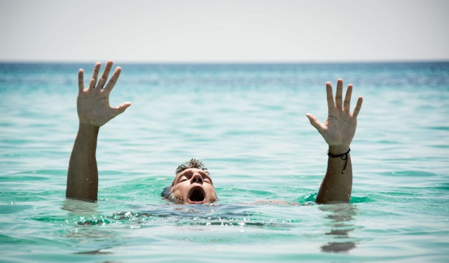 “Việc dốc ngược nạn nhân không mang lại giá trị, thậm chí làm mất cơ hội sống của bệnh nhân vì sau khi chạy, quay lại ép tim thì đã quá muộn. Nguyên tắc của cấp cứu đuối nước luôn phải thực hiện hồi sinh tim phổi”, TS Chính nhấn mạnh.