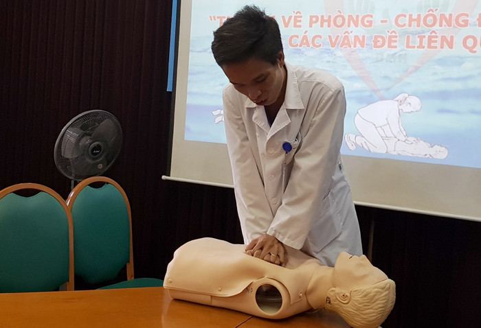 Bắt đầu bằng việc mở miệng nạn nhân xem bên trong có dị vật như rau, bùn đất, răng giả hay không, nếu có phải moi hết ra. Sau đó nâng cằm, mở miệng nạn nhân, bóp mũi, thổi ngạt liên tục 5 lần rồi tiến hành ép tim ngoài lồng ngực 30 lần. Tốc độ ép 100 lần/phút, sau 30 cái lại quay sang thổi ngạt 2 lần. Làm liên tục cho đến khi nạn nhân thở được hoặc có cứu hộ đến.