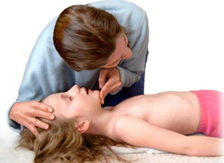 Ép tim lồng ngực đúng kỹ thuật phải dùng 2 tay đan vào nhau, để lên 1/3 dưới của xương ức hoặc giữa xương ức. Tay ép chạm vuông góc với thành ngực, dùng lực toàn thân chứ không riêng 2 cánh tay, đảm bảo độ lún phải đạt 5cm. Nếu nạn nhân hồi tỉnh, phải tìm cách ủ ấm vì có nguy cơ hạ thân nhiệt, có thể làm tim ngừng đập. Ảnh: Internet.