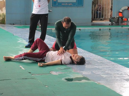 Còn lại, hầu hết các trường hợp đuối nước được đưa lên bờ đều ngừng thở. Khi đó ngay lập tức phải thực hiện quy trình hồi sinh tim phổi cho nạn nhân.