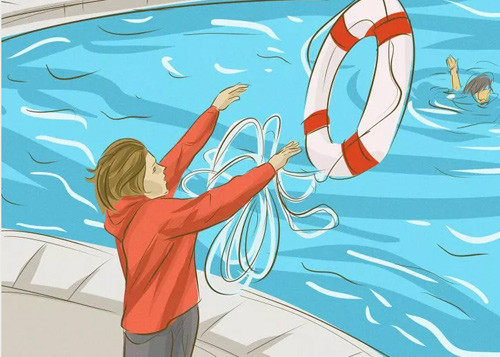 Ngay khi đưa được nạn nhân đuối nước lên bờ, phải lập tức kiểm tra hơi thở. Nếu còn thở, phải đặt nạn nhân ở tư thế nằm nghiêng an toàn, theo dõi sát nhịp thở, gọi cấp cứu.