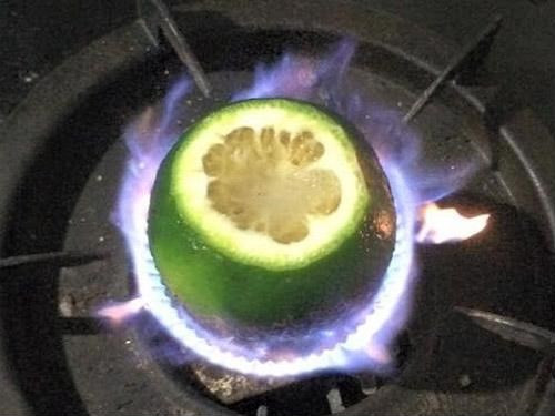 Dùng cam đã nướng đắp lên vùng vai gáy để làm dịu cơn đau - Ảnh minh họa: Internet.