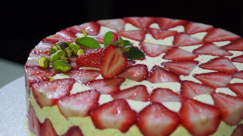 Bánh kem dâu tây vô cùng hấp dẫn của Pháp. Món bánh ngọt độc đáo này chắc chắn sẽ khiến tín đồ hảo ngọt thích mê.