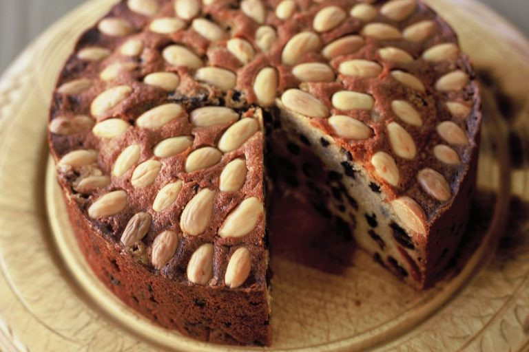 Bánh Dundee là bánh trái cây truyền thống của Scotland được làm từ nho khô và cà chua. Ở một số phiên bản Dundee khác bạn sẽ thấy có cả quả anh đào.