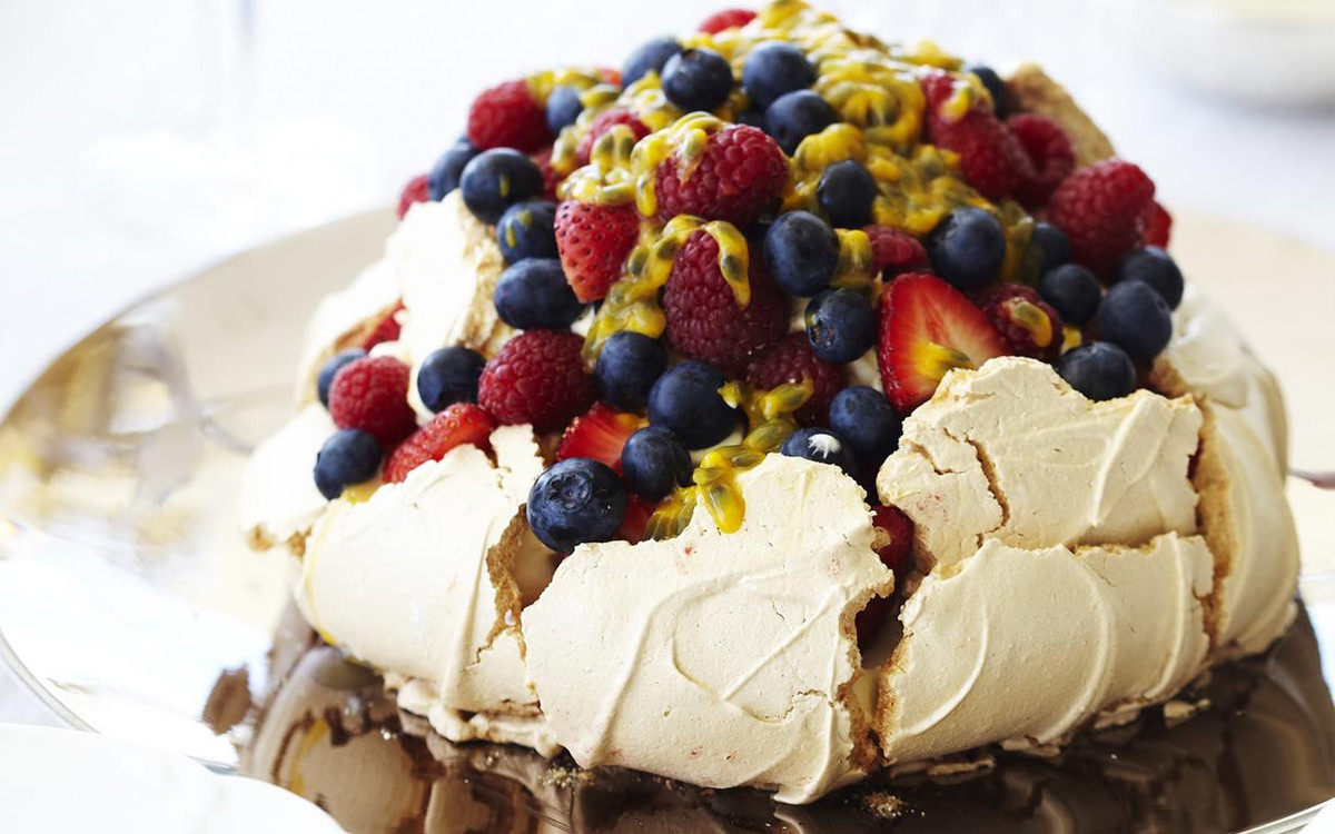 Bánh Pavola của New Zealand được làm từ lòng trắng trứng đánh bông với đường (hỗn hợp này còn được gọi là meringue). Bánh được trang trí nhiều loại trái cây khác nhau như dâu tây, chanh dây, việt quất…