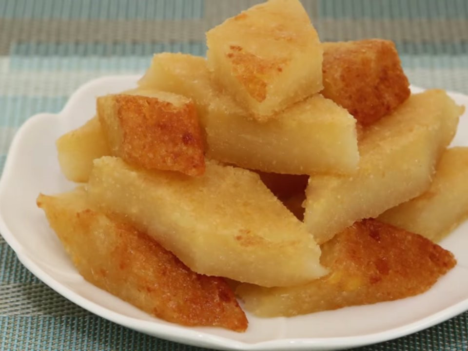 Việt Nam cũng góp mặt với món bánh khoai mì nướng thơm ngon. Loại bánh ngọt này được làm từ củ sắn, sữa, đường, dừa.