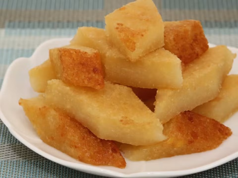 Việt Nam cũng góp mặt với món bánh khoai mì nướng thơm ngon. Loại bánh ngọt này được làm từ củ sắn, sữa, đường, dừa.