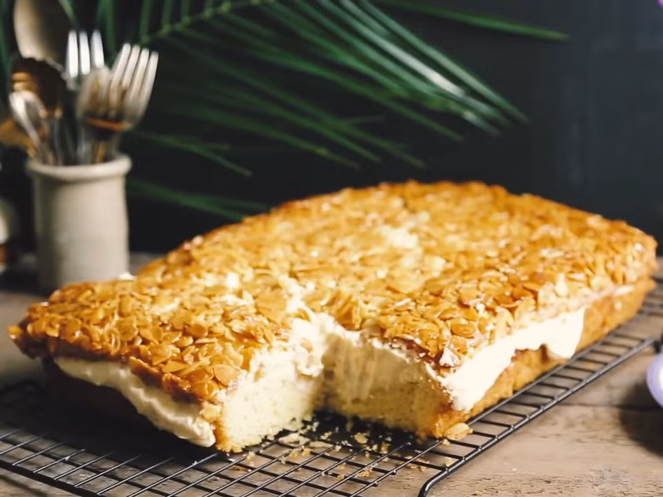 Bánh Bienenstich của Đức: Bánh thường có lớp vỏ phủ hạt hạnh nhân caramel và lớp nhân kem vanilla, buttercream hoặc kem tươi, và chính lớp vỏ hạt hạnh nhân được nấu với đường.