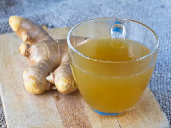 Trà gừng có tính kháng khuẩn và chống viêm làm dịu cổ họng và bôi trơn các mô. Gừng cũng mở ra khoang mũi và làm giảm sung, giúp chữa ngáy ngủ. Do vậy, hãy dùng trà gừng hàng ngày. Ảnh: Boldsky.