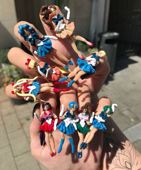 Mẫu móng dành cho fan của thủy thủ mặt trăng.