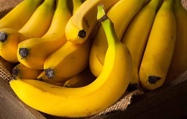 1. Chuối: Chuối có chứa carbohydrate rất dễ tiêu hóa, nó cũng chứa kali, chất điện giải thường bị mất khi tiêu chảy. Không chỉ vậy, chuối còn có pectin, giúp hấp thụ chất lỏng trong ruột giúp phân dễ di chuyển ra ngoài hơn.