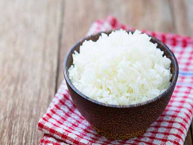 2. Cơm trắng: Gạo có chất kết dính tốt, giúp phân đặc lại trước khi thoát ra ngoài.