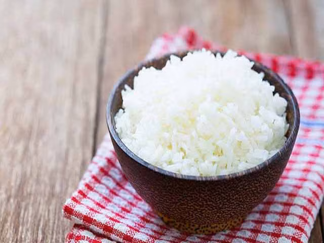 2. Cơm trắng: Gạo có chất kết dính tốt, giúp phân đặc lại trước khi thoát ra ngoài.