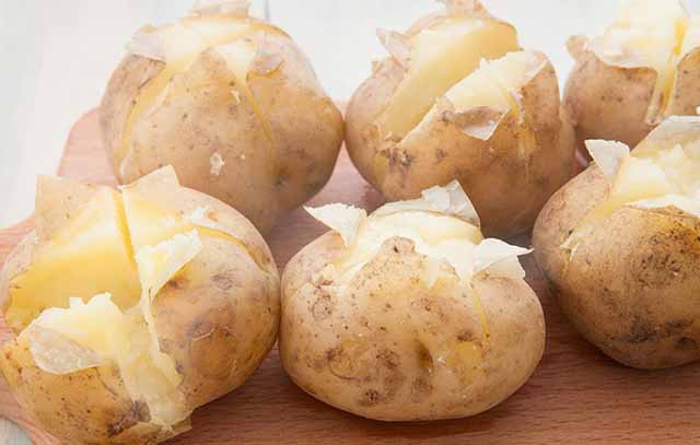 6. Khoai tây nghiền: Khoai tây nghiền có hàm lượng kali điện phân giải cao, giúp dễ tiêu hóa. Đây là món ăn có thể thay thế nếu bạn đang them bơ và sữa.