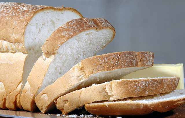 4. Bánh mì trắng: Bánh mì trắng không chứa chất xơ, giúp dễ tiêu hóa hơn khi bị tiêu chảy.