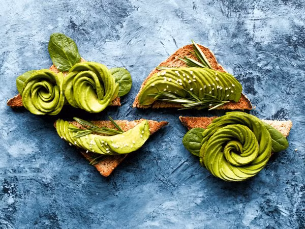 Bơ chứa 20 loại khoáng chất và vitamin khác nhau sẽ cung cấp cho bạn tất cả các vitamin trong một lần. Do vậy, bạn chỉ cần ăn quả bơ thay vì uống hàng loạt viên vitamin bổ sung.