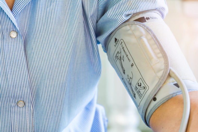 Uống nhiều nước hoa quả thanh lọc có thể làm giảm huyết áp đáng kể do mất nước. Điều này là không tốt cho tim. Sự giảm mạnh này đặc biệt nguy hiểm đối với những ai dùng thuốc điều trị huyết áp cao.