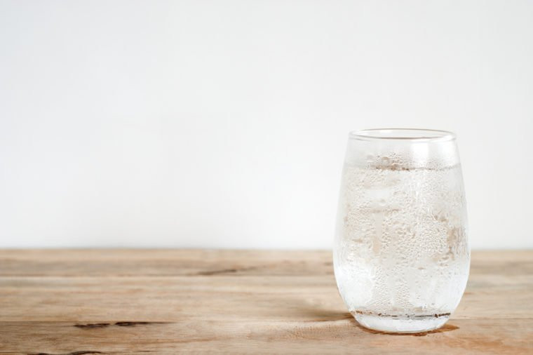 Việc uống quá nhiều nước trái cây có thể gây tiêu chảy, mất nước. Lượng đường tự nhiên rất cao trong nước hoa quả giúp làm sạch đường ruột nhưng khi ta nạp vào quá nhiều lại phản tác dụng, gây tiêu chảy và mất nước.