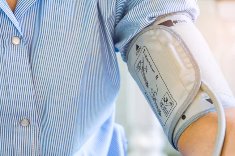 Uống nhiều nước hoa quả thanh lọc có thể làm giảm huyết áp đáng kể do mất nước. Điều này là không tốt cho tim. Sự giảm mạnh này đặc biệt nguy hiểm đối với những ai dùng thuốc điều trị huyết áp cao.