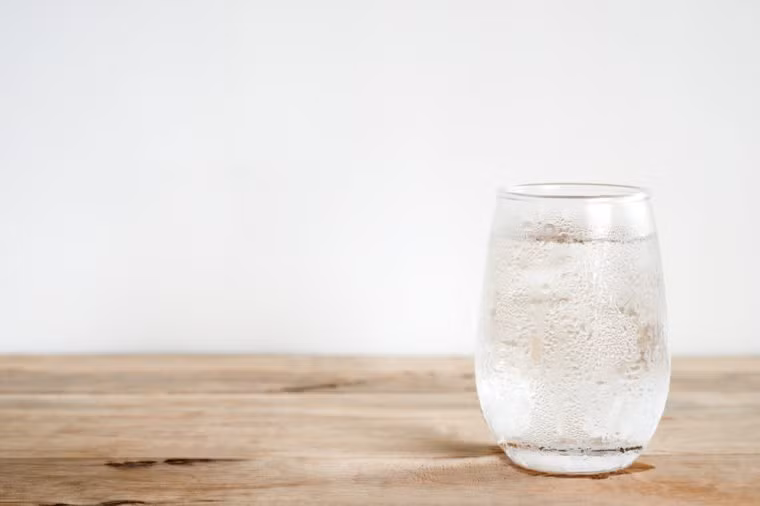 Việc uống quá nhiều nước trái cây có thể gây tiêu chảy, mất nước. Lượng đường tự nhiên rất cao trong nước hoa quả giúp làm sạch đường ruột nhưng khi ta nạp vào quá nhiều lại phản tác dụng, gây tiêu chảy và mất nước.