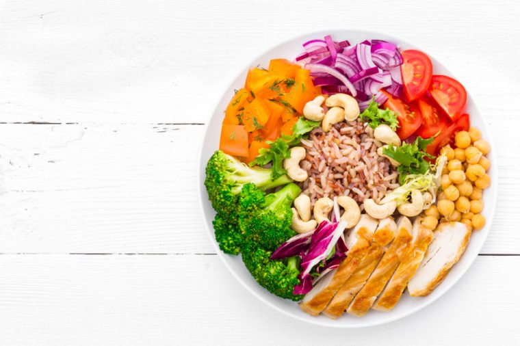 Khi sử dụng nước detox hoa quả quá nhiều mà quên đi các thực phẩm dinh dưỡng khác, lượng calo nạp vào cơ thể sẽ bị gián đoạn. Điều này sẽ làm ảnh hưởng tới khả năng bài tiết hormone của cơ thể, gây mất cân bằng nội tiết. Ảnh: Shutterstock.