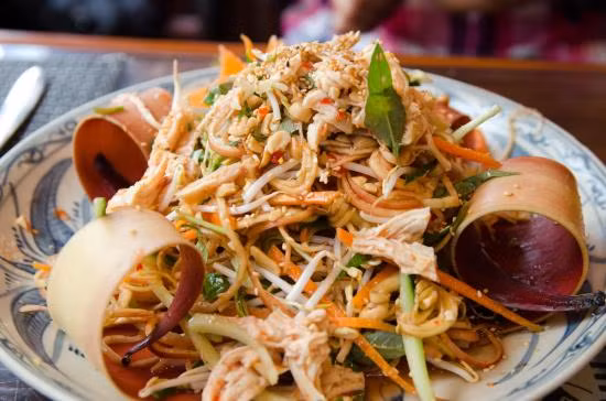 Ăn một cốc hoa chuối nấu với sữa chua có thể làm tăng nồng độ progesterone trong cơ thể, ngăn ngừa chảy máu kinh nguyệt quá nhiều và rong kinh. Hoa chuối cũng tốt cho phụ nữ bị hội chứng buồng trứng đa nang (PCOS).