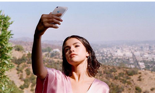 Điện thoại thông minh và máy tính phát ra những ánh sáng màu xanh có thể gây hại làn da như tia UVA và tia UVB. Tốt nhất bạn nên giảm lượng thời gian dùng máy tính và điện thoại.