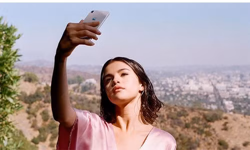 Điện thoại thông minh và máy tính phát ra những ánh sáng màu xanh có thể gây hại làn da như tia UVA và tia UVB. Tốt nhất bạn nên giảm lượng thời gian dùng máy tính và điện thoại.