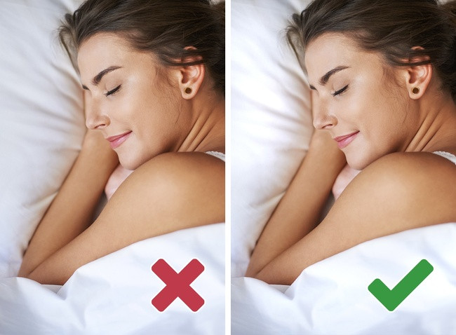 Hầu hết mọi người chọn vỏ gối bằng vải bông hoặc lanh bởi vì chúng khá rẻ, mềm và dễ giặt. Tuy nhiên, những vật liệu này có thể làm tăng thêm nếp nhăn trên da. Tốt nhất bạn nên chọn vỏ gối bằng lụa tơ tằm bởi nó không gây nếp nhăn cho da.