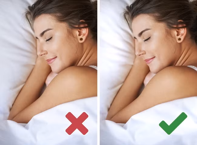 Hầu hết mọi người chọn vỏ gối bằng vải bông hoặc lanh bởi vì chúng khá rẻ, mềm và dễ giặt. Tuy nhiên, những vật liệu này có thể làm tăng thêm nếp nhăn trên da. Tốt nhất bạn nên chọn vỏ gối bằng lụa tơ tằm bởi nó không gây nếp nhăn cho da.